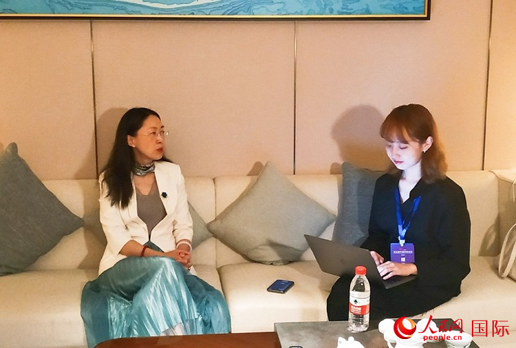 宝马中国副总裁吴燕彦接受采访。人民网 崔译戈摄