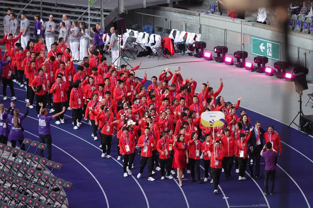 6月17日,中国代表团在开幕式上入场。新华社记者刘旸摄
