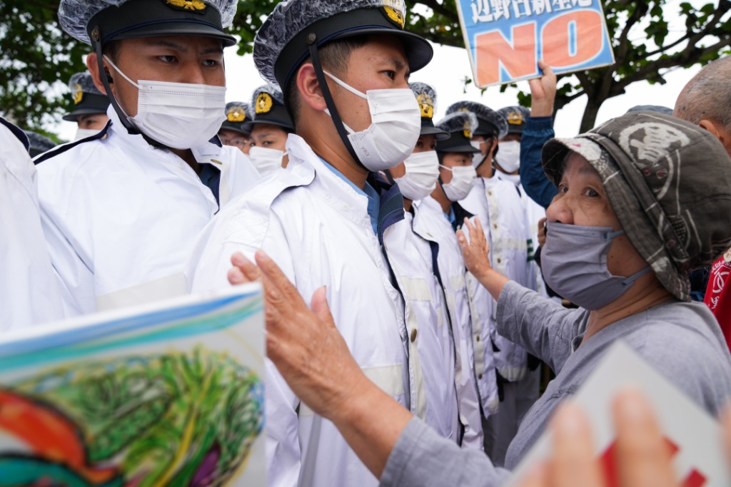 2022年5月15日,在日本冲绳,冲绳民众抗议要求削减冲绳美军基地规模甚至将美军基地全部撤出。新华社记者张笑宇摄