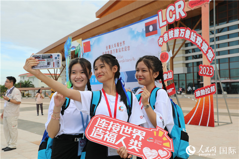 老挝万象宗佩中学的学生参加“坐着火车看世界”活动。人民网记者 孙广勇摄