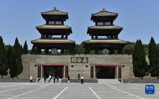 6月23日,游人在三门峡市函谷关景区游览。