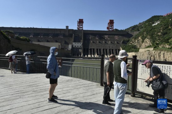 6月23日,游人在黄河三门峡大坝风景区内游览。