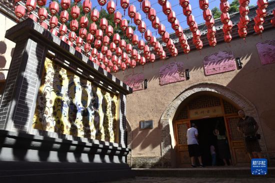 6月23日,游人在三门峡市陕州地坑院景区内游览。