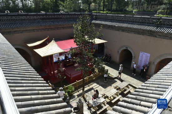 6月23日,游人在三门峡市陕州地坑院景区内游览。