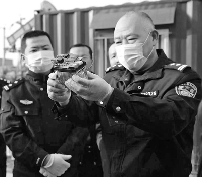 牟久红协助山东省滨海公安局民警拆解爆炸装置。杨国涛摄
