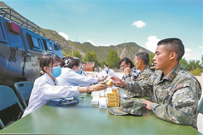 地方医务人员深入训练场为官兵巡诊送药。喻万里摄