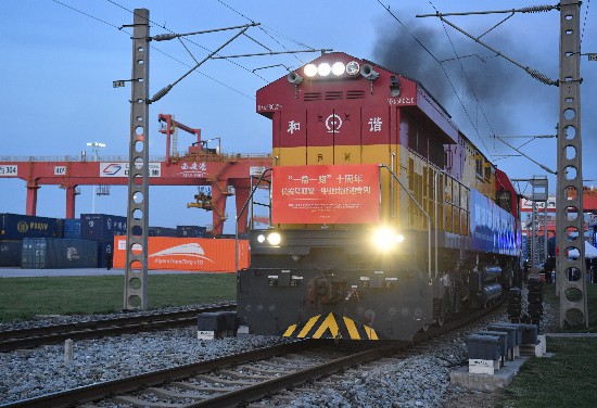 4月26日，中欧班列“一带一路”十周年长安号西安－中亚专列从西安发车。（新华社）