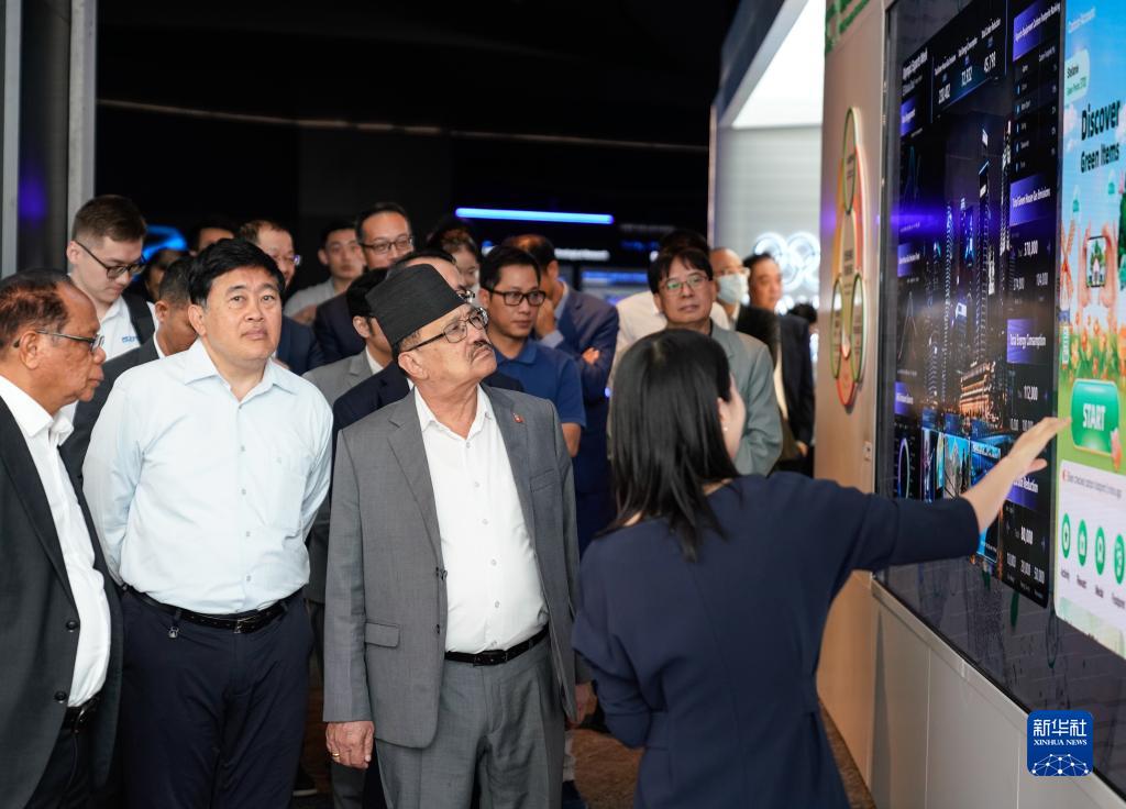 8月31日，驻华使节在杭州阿里巴巴集团参观。新华社记者 韩传号 摄