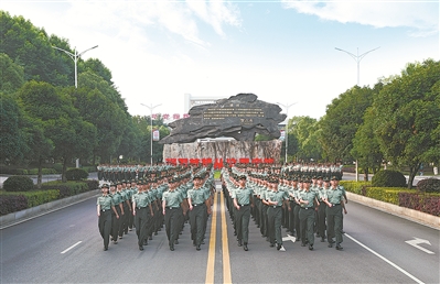 国防科技大学学员列队行进。张龙摄