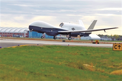 美海军MQ-4C无人机。