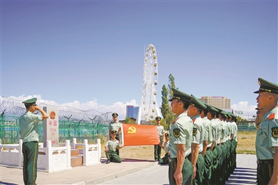 上图：第五支队某大队组织退役老兵在界碑前宣誓。黄超摄