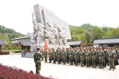 在安徽金寨立夏节起义旧址，国防科技大学信息通信学院组织学员开展现地教学。张希铭摄