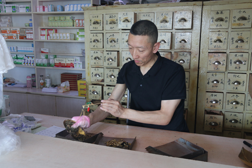 马启红为病患精心配药。受访者供图