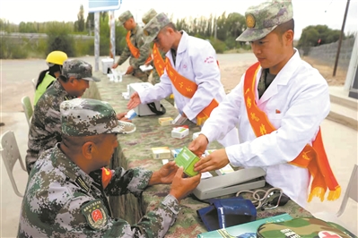 上图：连队军医和卫生员为驻地群众、护边员提供巡诊服务。訾豪摄