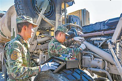图③：官兵对车辆进行日常检修。张小念摄