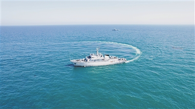 上图：该基地舰艇开展实战化训练。葛欣摄