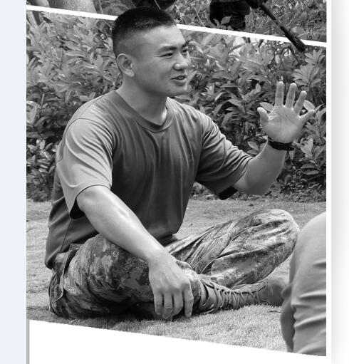 图③：朱国栋与战士谈心。邵中杰摄