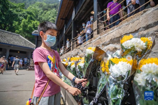 在重庆渣滓洞看守所旧址景区，游客为烈士献花（2021年5月1日摄）。新华社记者 黄伟 摄