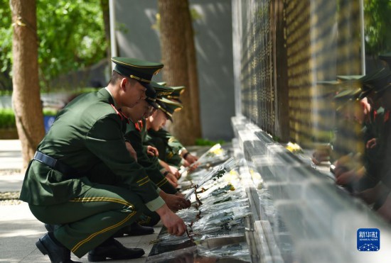 武警重庆总队执勤第一支队在邱少云烈士纪念馆开展祭扫活动，官兵向革命英烈敬献鲜花（2023年4月5日摄）。新华社发（郭传伍 摄）