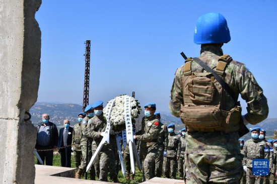 中国维和官兵在黎巴嫩南部希亚姆镇向烈士纪念碑敬献花圈（2021年4月4日摄）。新华社发（丁文栋 摄）