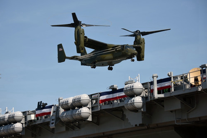 2017年7月22日，在美国弗吉尼亚州诺福克海军基地，一架海军陆战队MV-22B鱼鹰旋翼机降落在“福特”号航母上。新华社记者殷博古摄