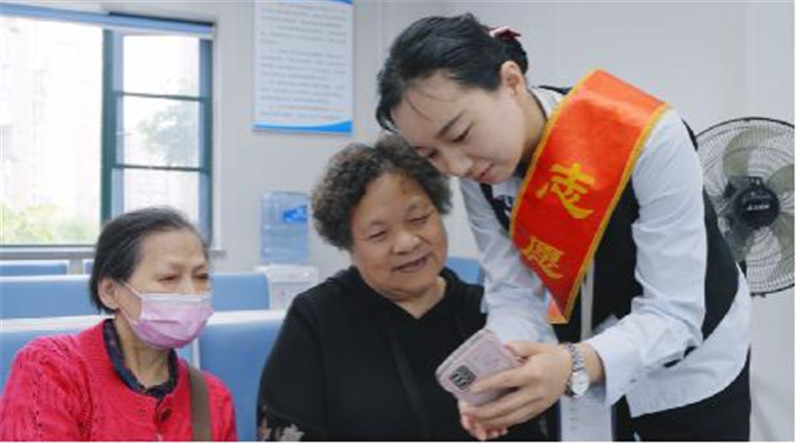 志愿者帮助群众办理审批事务现场