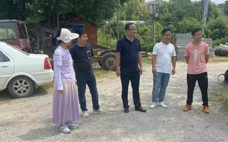 纪工委工作人员到现场调查核实村民喻某某家建房情况