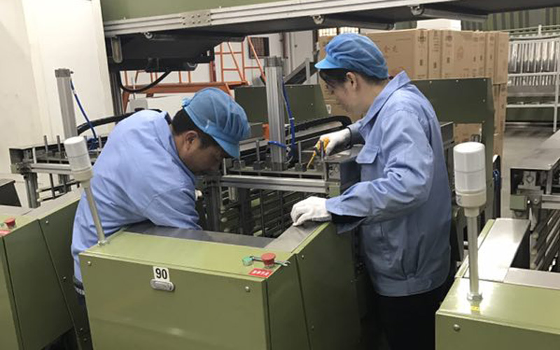物流中心员工对通道式条烟分拣机开展设备检测