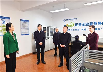 11月10日，自治区党委书记孙绍骋来到96888内蒙古民营企业服务热线接办室，听取接办情况介绍。记者 马建荃 摄