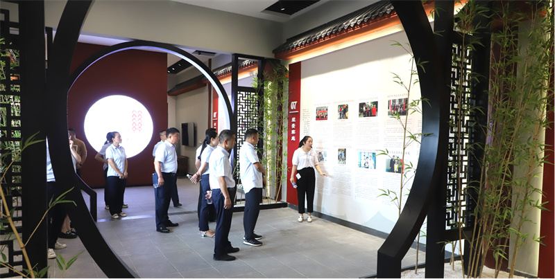 在廉政教育基地开展参观学习。