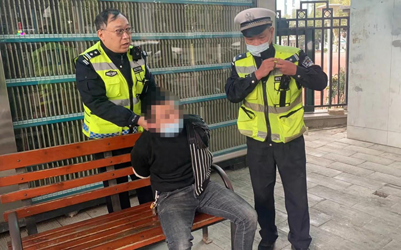武汉交警控制犯罪嫌疑人