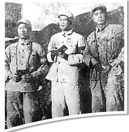 图②：龙廷全（右一）和战友在战场留影。供图：徐威