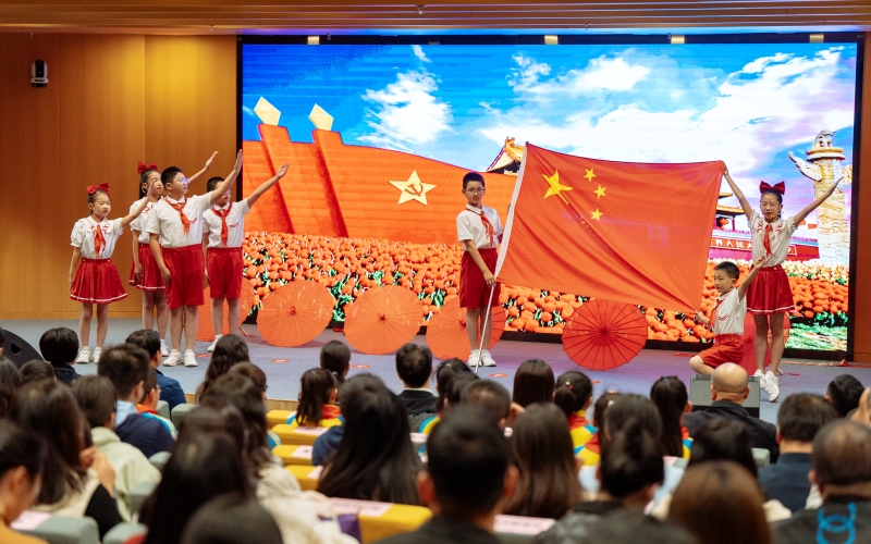 武汉东西湖区开展图书漂流集市活动。
