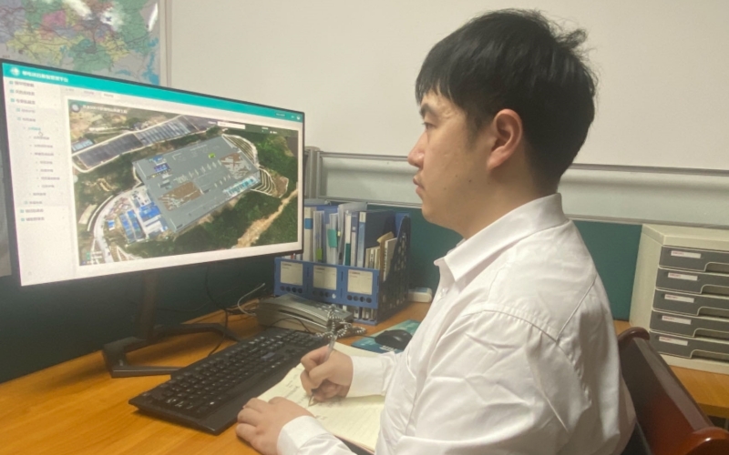 国网湖北电力工作人员通过鄂电项目数智管理平台BIM功能模块查看汉水500千伏变电站施工进度。曹祥魁摄