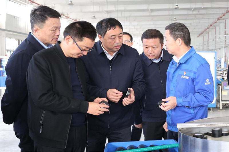走进舒氏集团生产车间,观摩产品细节。叶嘉杏摄