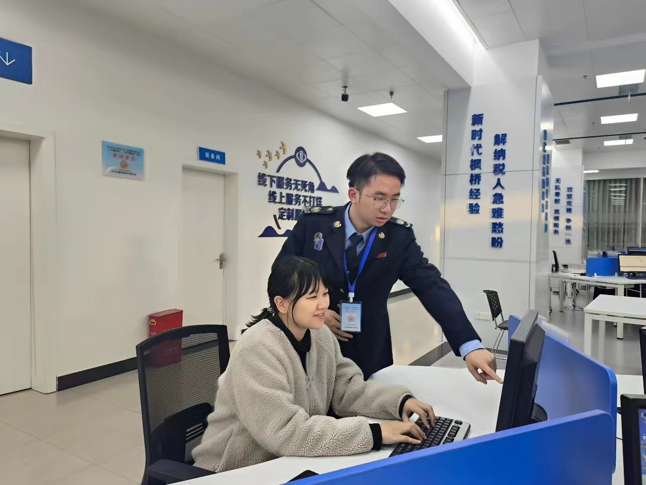 武昌区税务局第一税务所“兜底服务岗”点对点辅导纳税人