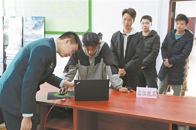 图②：丁王英家乡适龄青年踊跃报名参军。李 旭摄