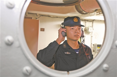 图③：声呐兵进行听音训练。徐崇康摄