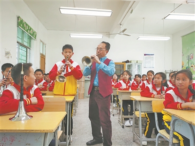 图①：长征源红军小学聘请非遗传人和专业老师，教授孩子们吹奏唢呐。张小花 摄