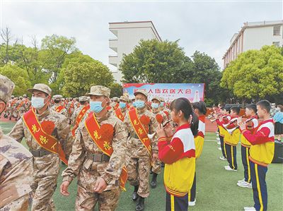 图②：长征源红军小学“红娃唢呐艺术团”吹奏唢呐欢送新兵。肖力民 摄