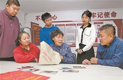 图②：祝江波（右三）给社区干部群众讲述手帕背后的故事。姚振峰 摄