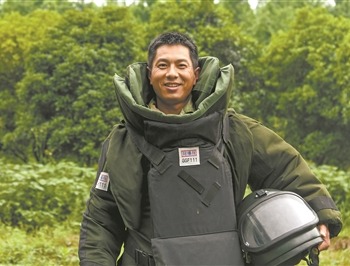  训练结束，海军某部三级军士长白晓贵摘下防爆头盔，露出开心笑容。王凯 摄