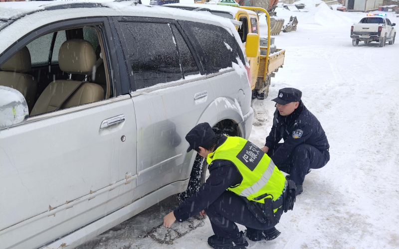 交警雪天执勤保畅通。