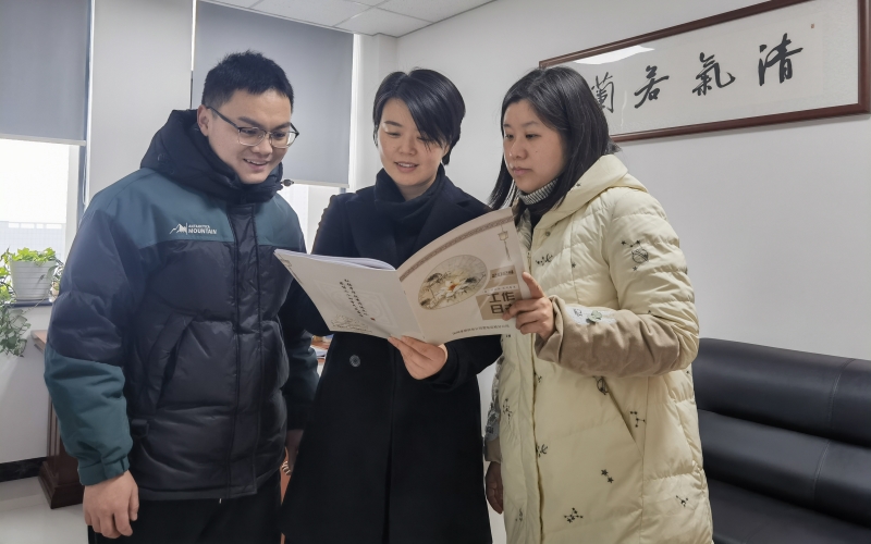 1月2日，湖北孝感供电公司600余名党员收到了公司纪委赠予的新年“节气润廉”工作日志。