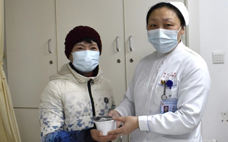 武汉市红十字会医院为住院病人准备暖心腊八粥。
