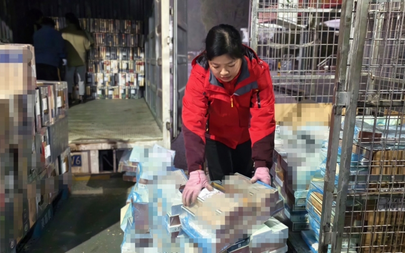 中转站送货员王艳春在装卸卷烟。