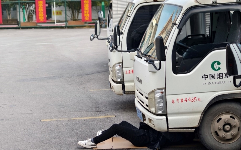 中转站司机吴风建在检修送货车辆。