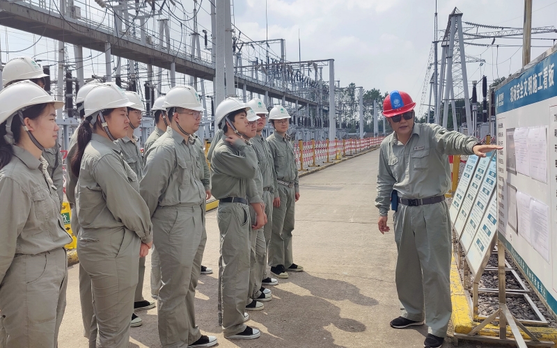 国网荆州变电检修分公司“望海计划”实习员工观摩220千伏笔架山变电站开关机构大修及间隔扩建现场，辨识相关变电设备。 罗亭然摄