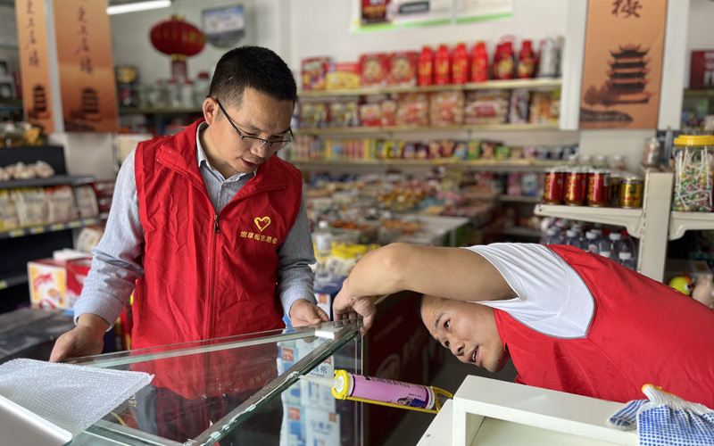 烟草志愿者帮助零售客户进行店面形象改造升级。师立林摄