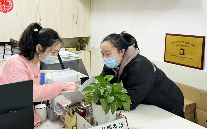 中华路街道企业服务专员接受企业政策咨询